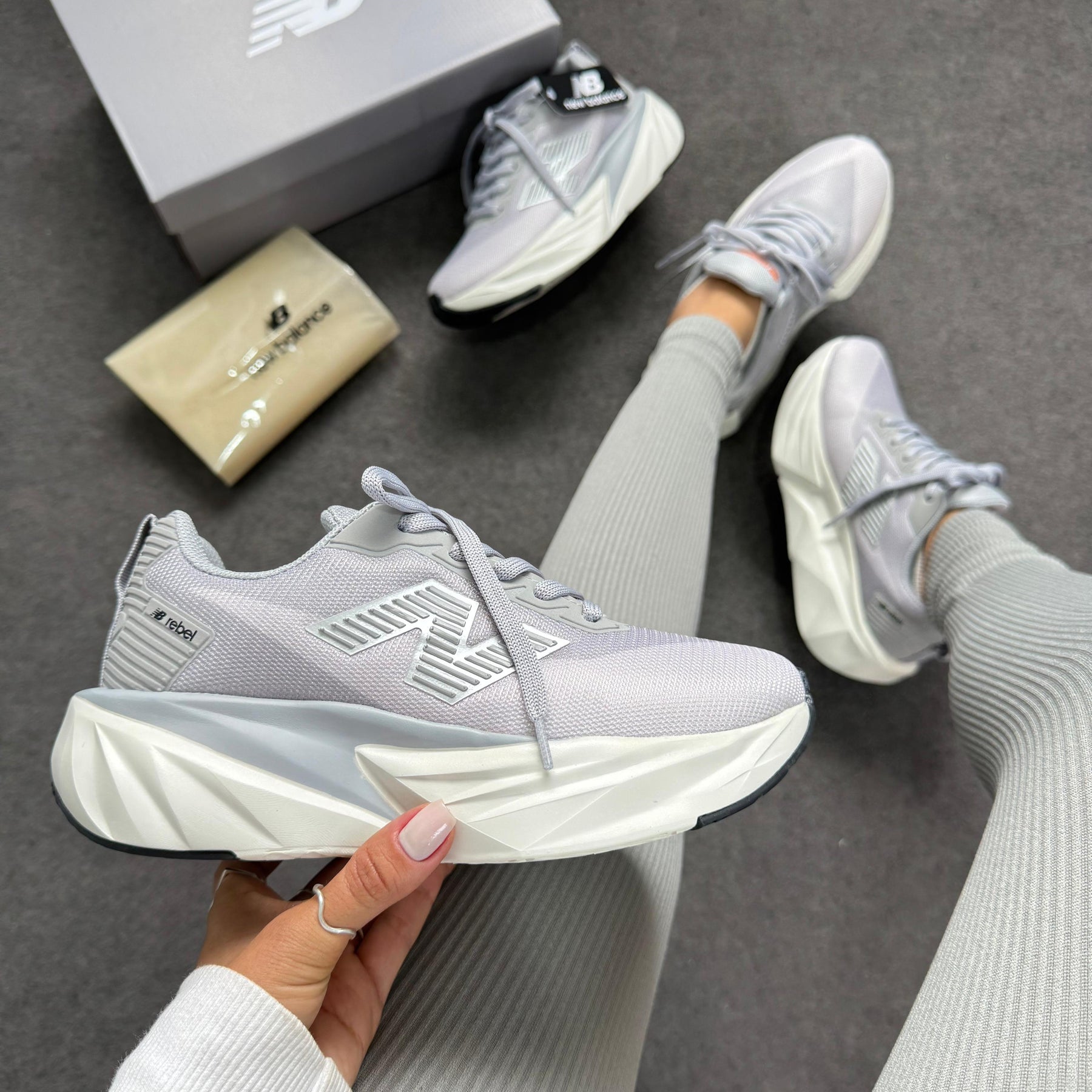 Tênis New Balance Fuel Cell Rebel - Cinza Full