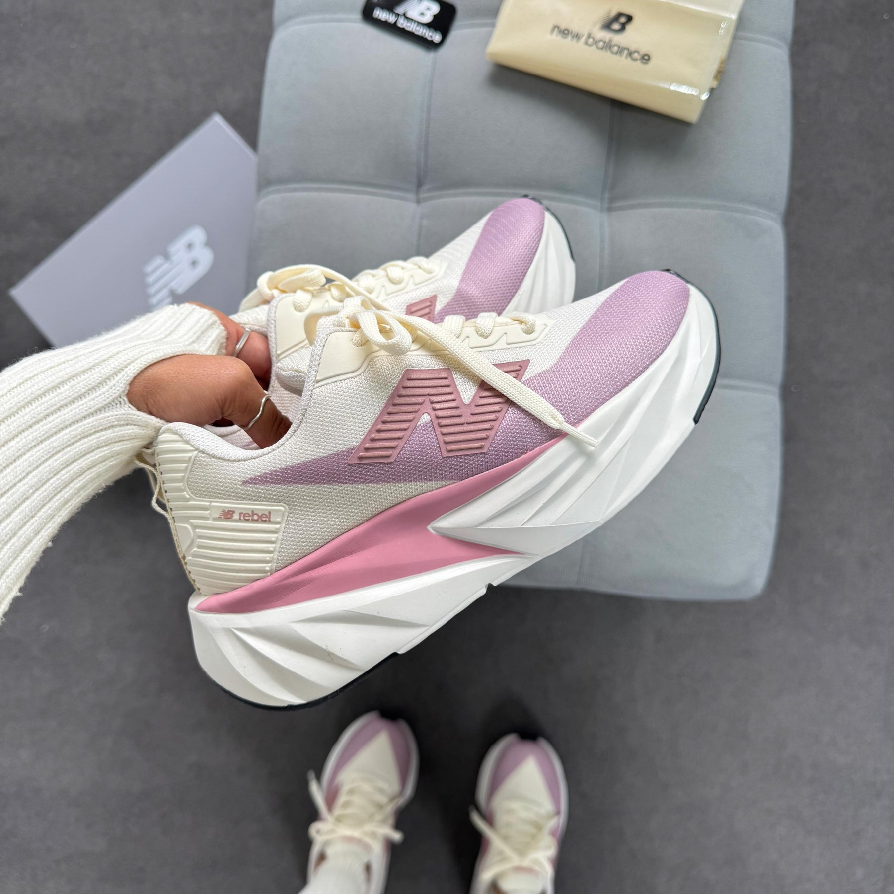 Tênis New Balance Fuel Cell Rebel - Off White / Rosê