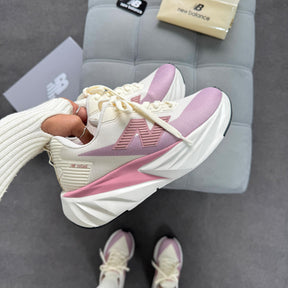 Tênis New Balance Fuel Cell Rebel - Off White / Rosê