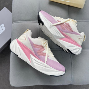 Tênis New Balance Fuel Cell Rebel - Off White / Rosê