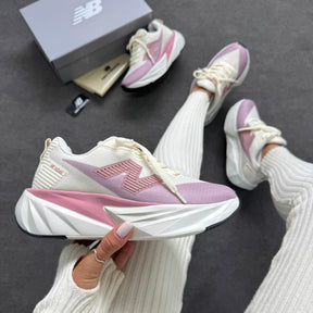Tênis New Balance Fuel Cell Rebel - Off White / Rosê