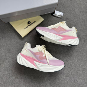 Tênis New Balance Fuel Cell Rebel - Off White / Rosê