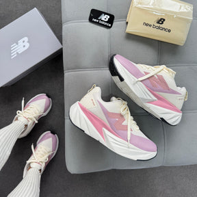 Tênis New Balance Fuel Cell Rebel - Off White / Rosê