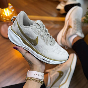 Tênis Nike Pegasus Trail - Off / Dourado