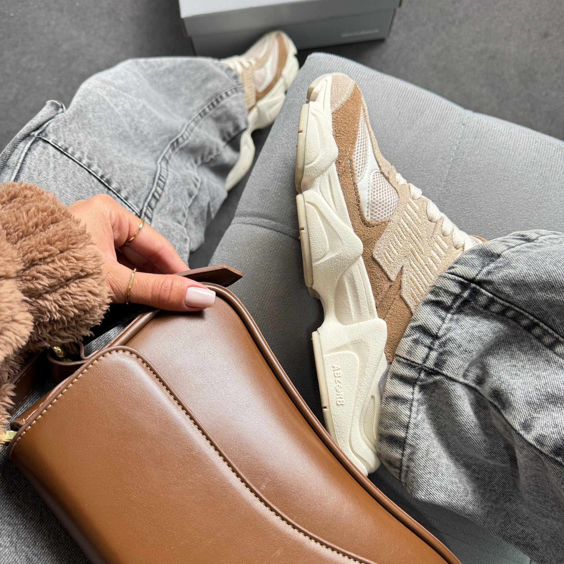 Tênis New Balance 9060 - Off / Caramelo