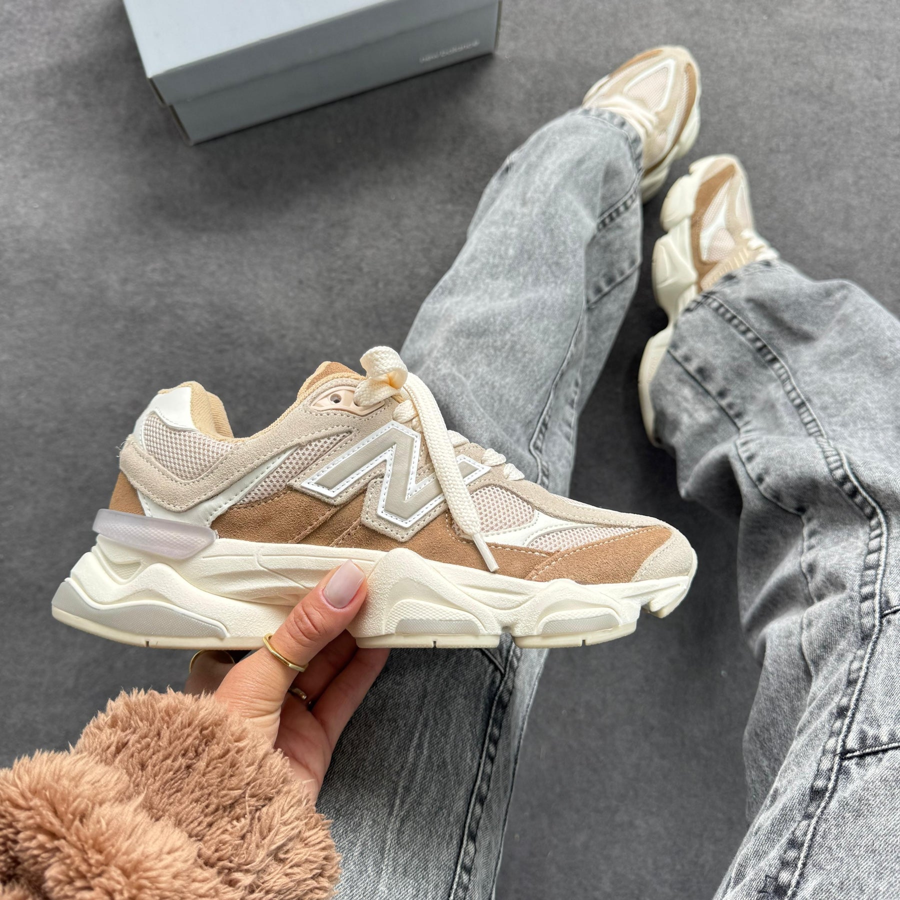 Tênis New Balance 9060 - Off / Caramelo