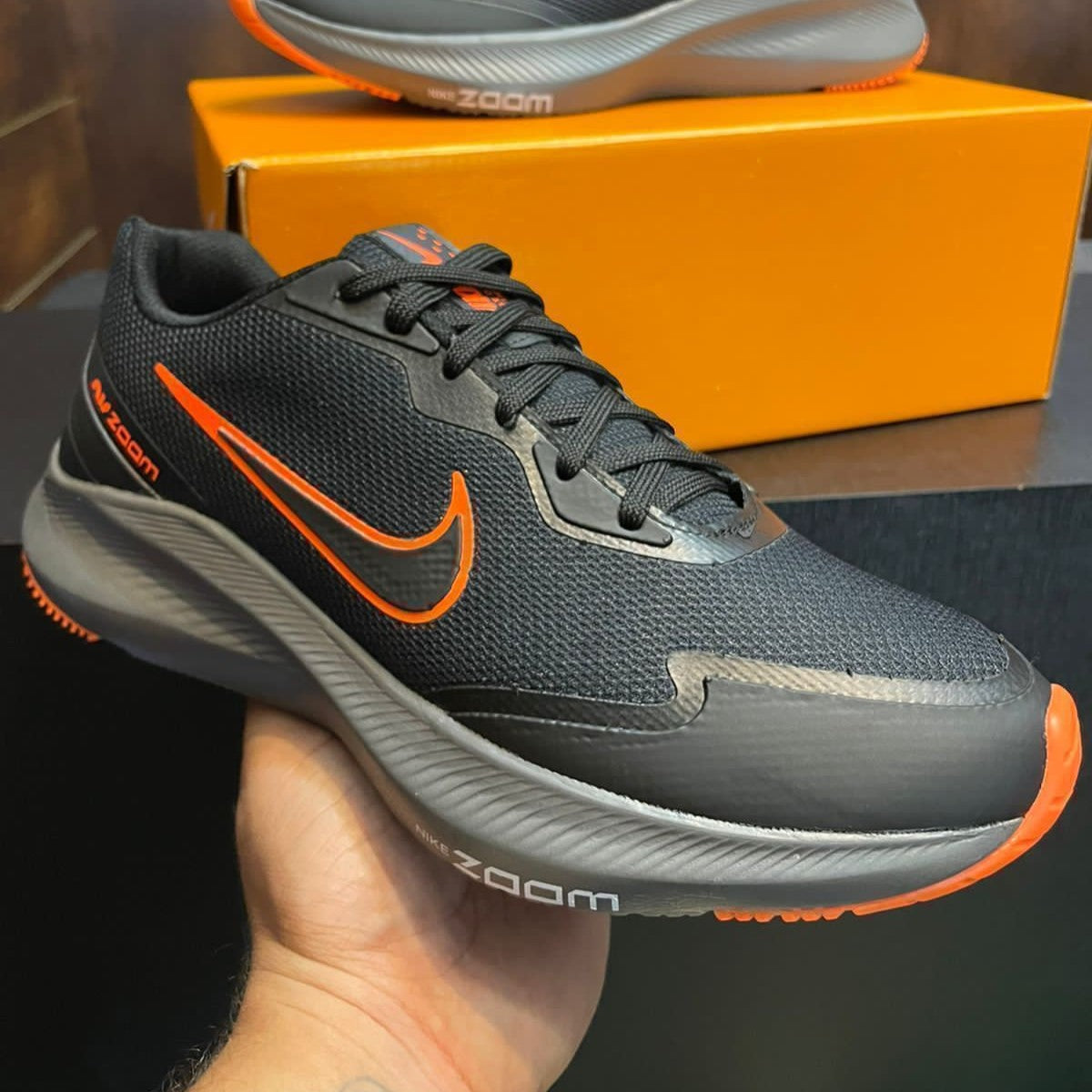 Tênis Nike Zoom 04 - Preto / Laranja