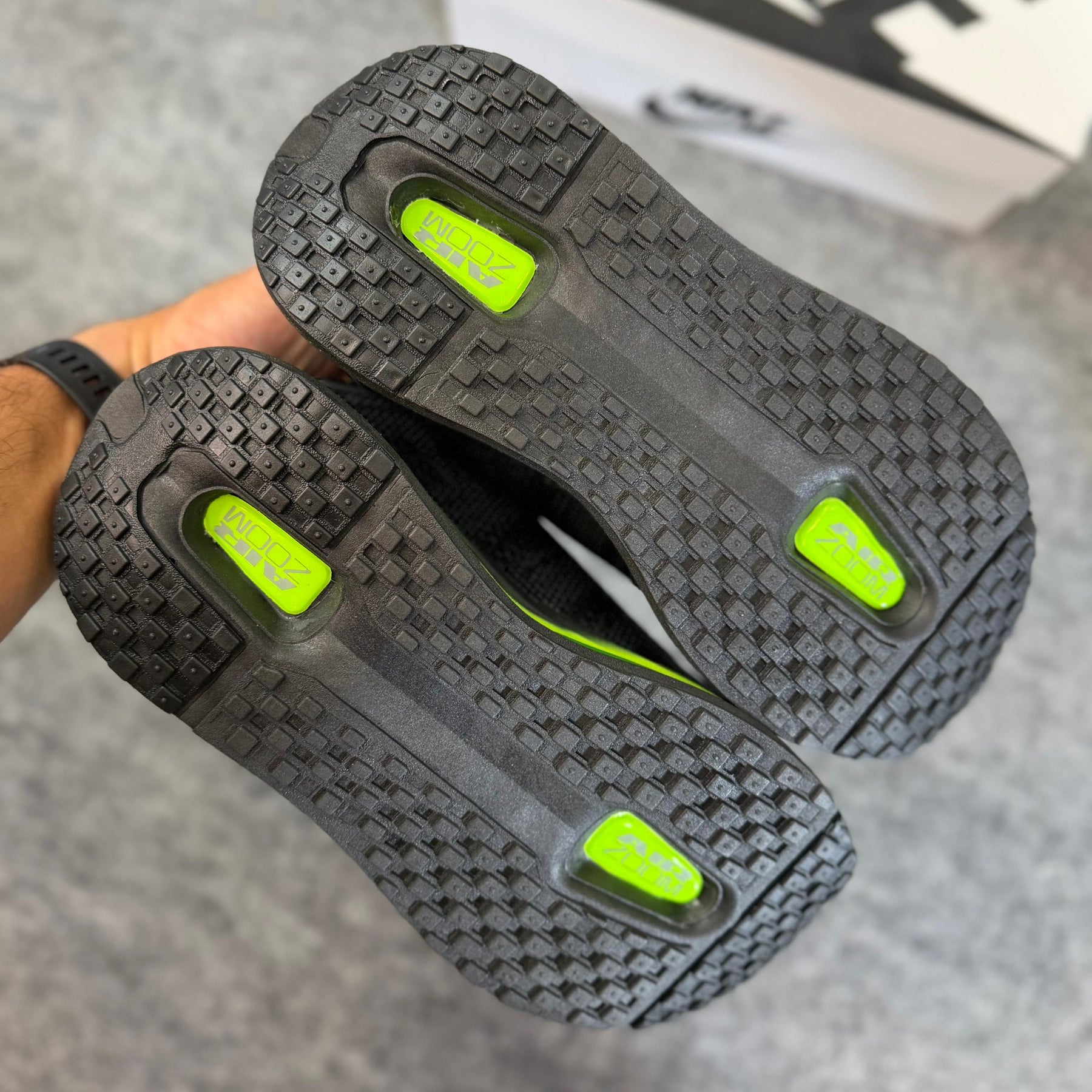 Tênis Vomero Premium - Preto / Verde Flúor
