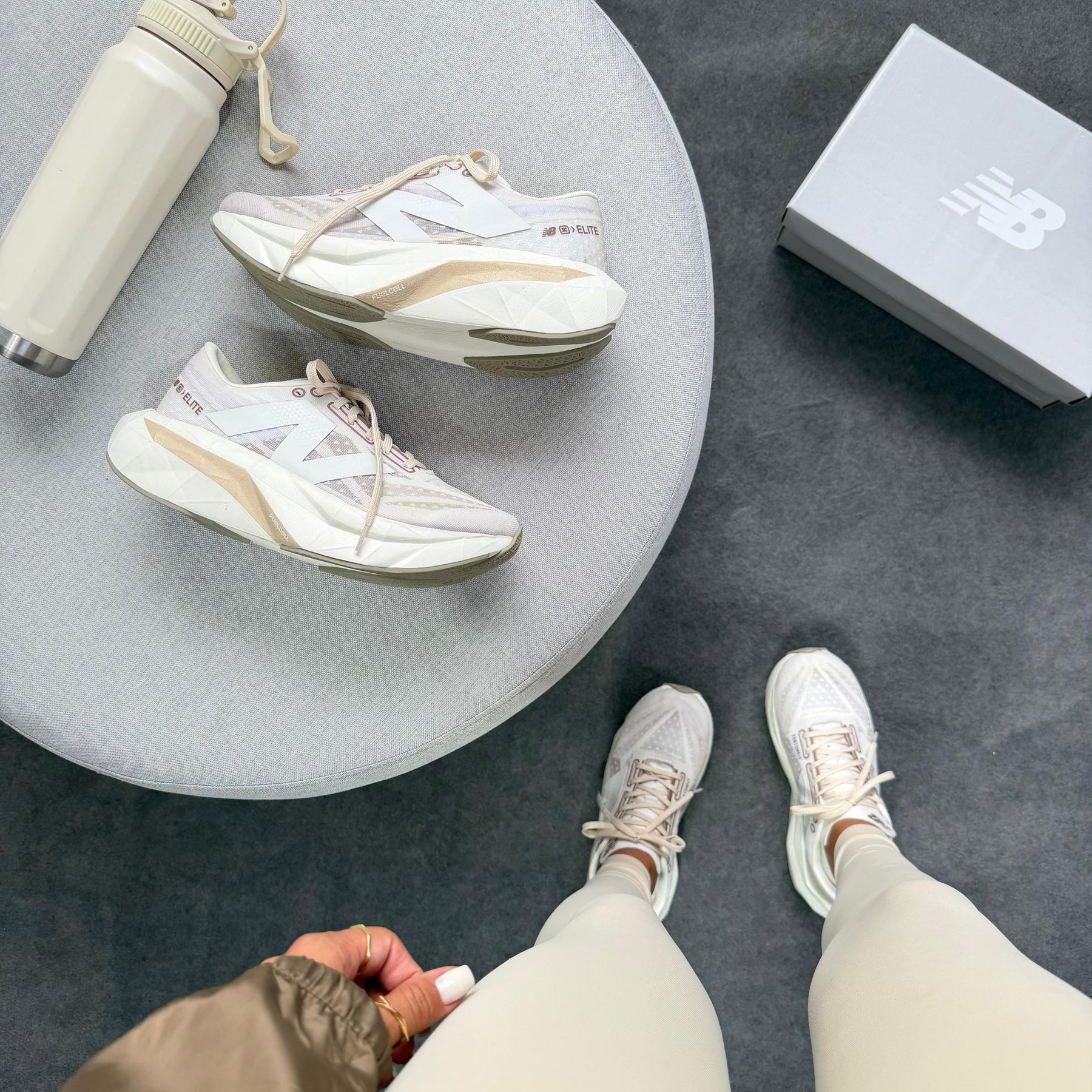 Tênis New Balance FuelCell SC Elite v4 -  Off White/Champagne/Dourado