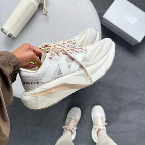 Tênis New Balance FuelCell SC Elite v4 -  Off White/Champagne/Dourado