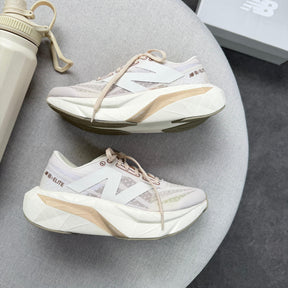 Tênis New Balance FuelCell SC Elite v4 -  Off White/Champagne/Dourado