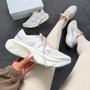 Tênis New Balance FuelCell SC Elite v4 -  Off White/Champagne/Dourado