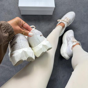Tênis New Balance FuelCell SC Elite v4 -  Off White/Champagne/Dourado