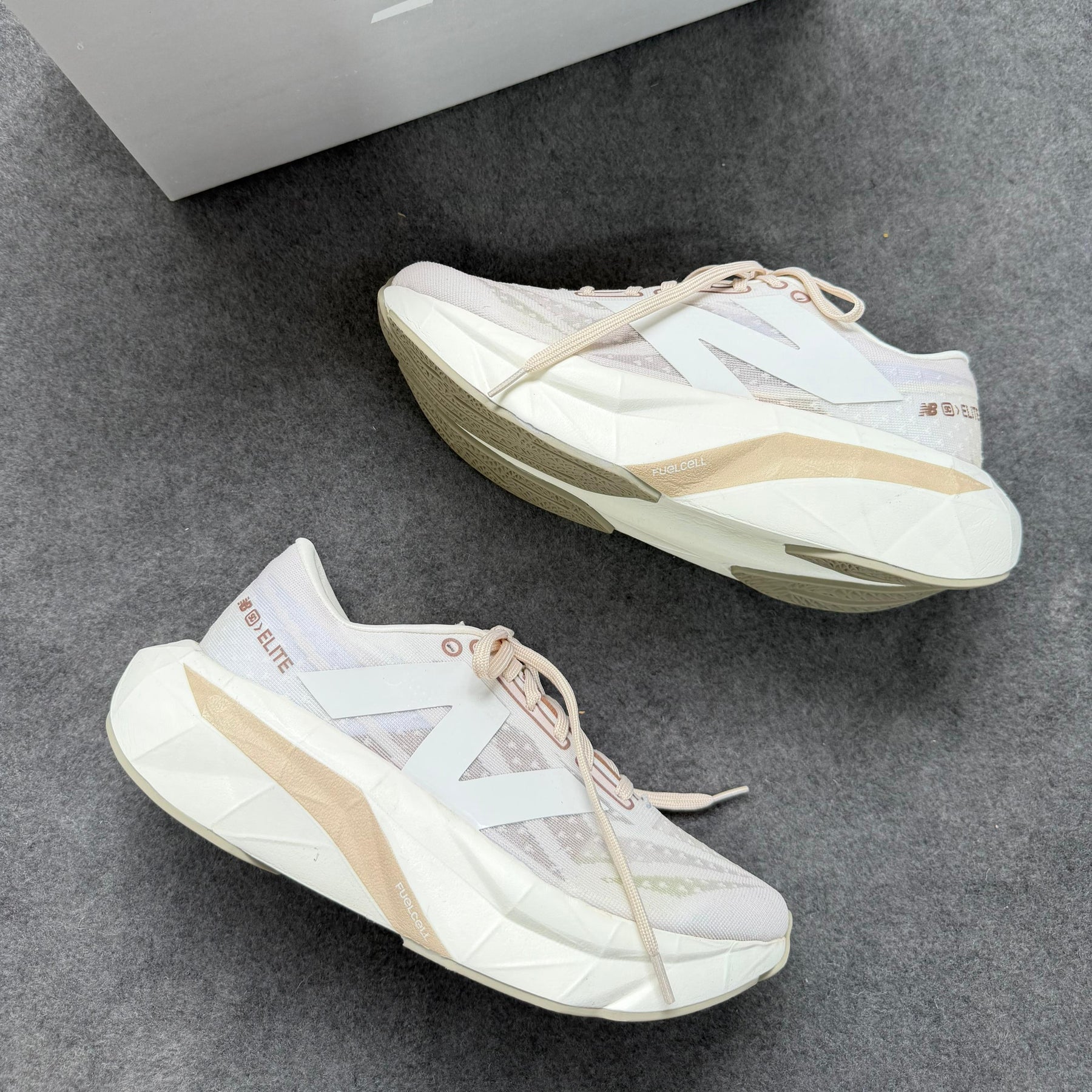 Tênis New Balance FuelCell SC Elite v4 -  Off White/Champagne/Dourado