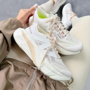 Tênis New Balance FuelCell SC Elite v4 -  Off White/Champagne/Dourado