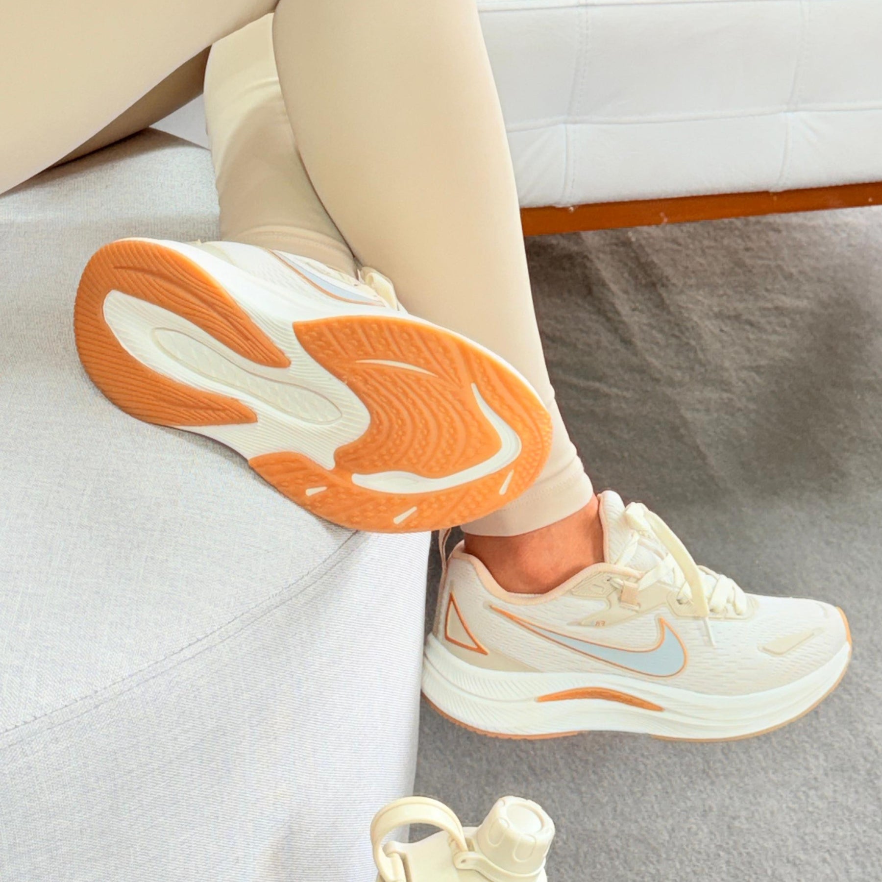 Tênis Nike Running EST 1972 - Bege / Dourado