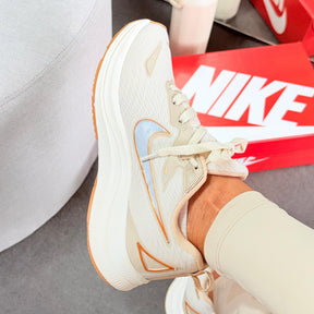 Tênis Nike Running EST 1972 - Bege / Dourado