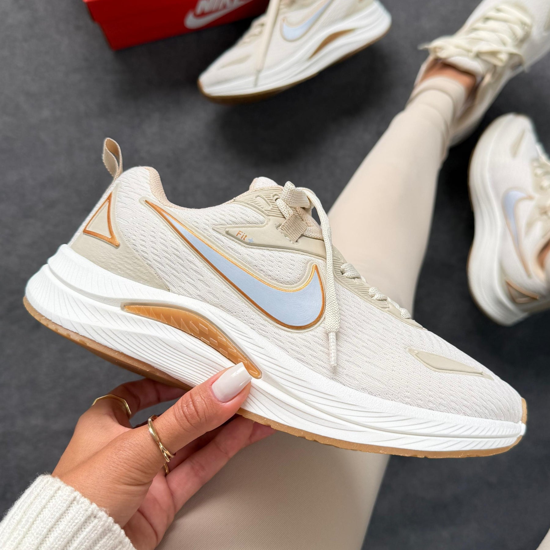 Tênis Nike Running EST 1972 - Bege / Dourado