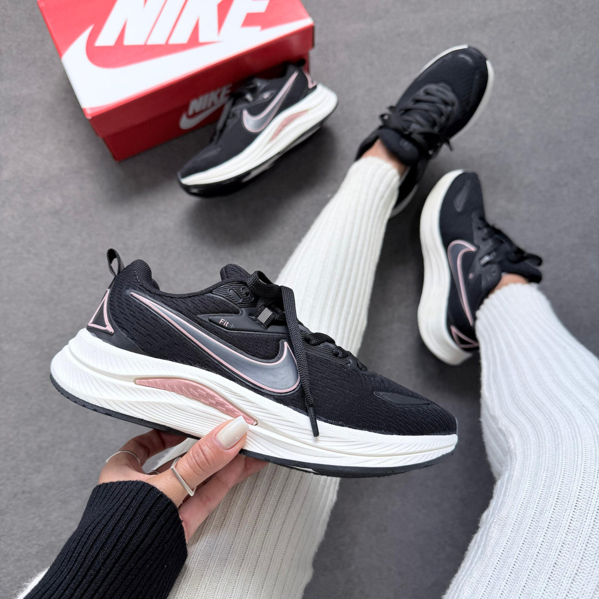Tênis Nike Running EST 1972 - Preto / Nude