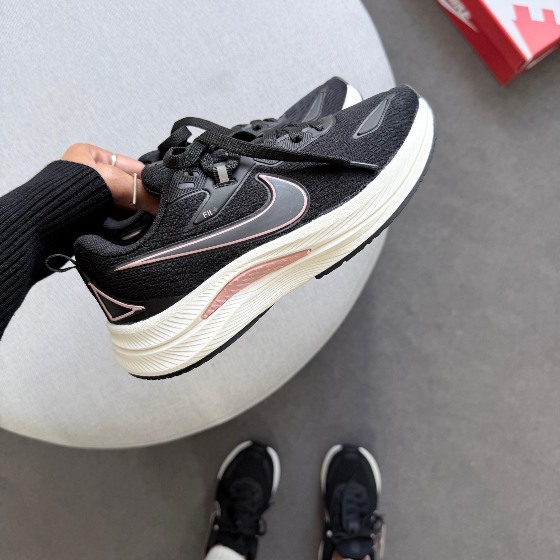 Tênis Nike Running EST 1972 - Preto / Nude