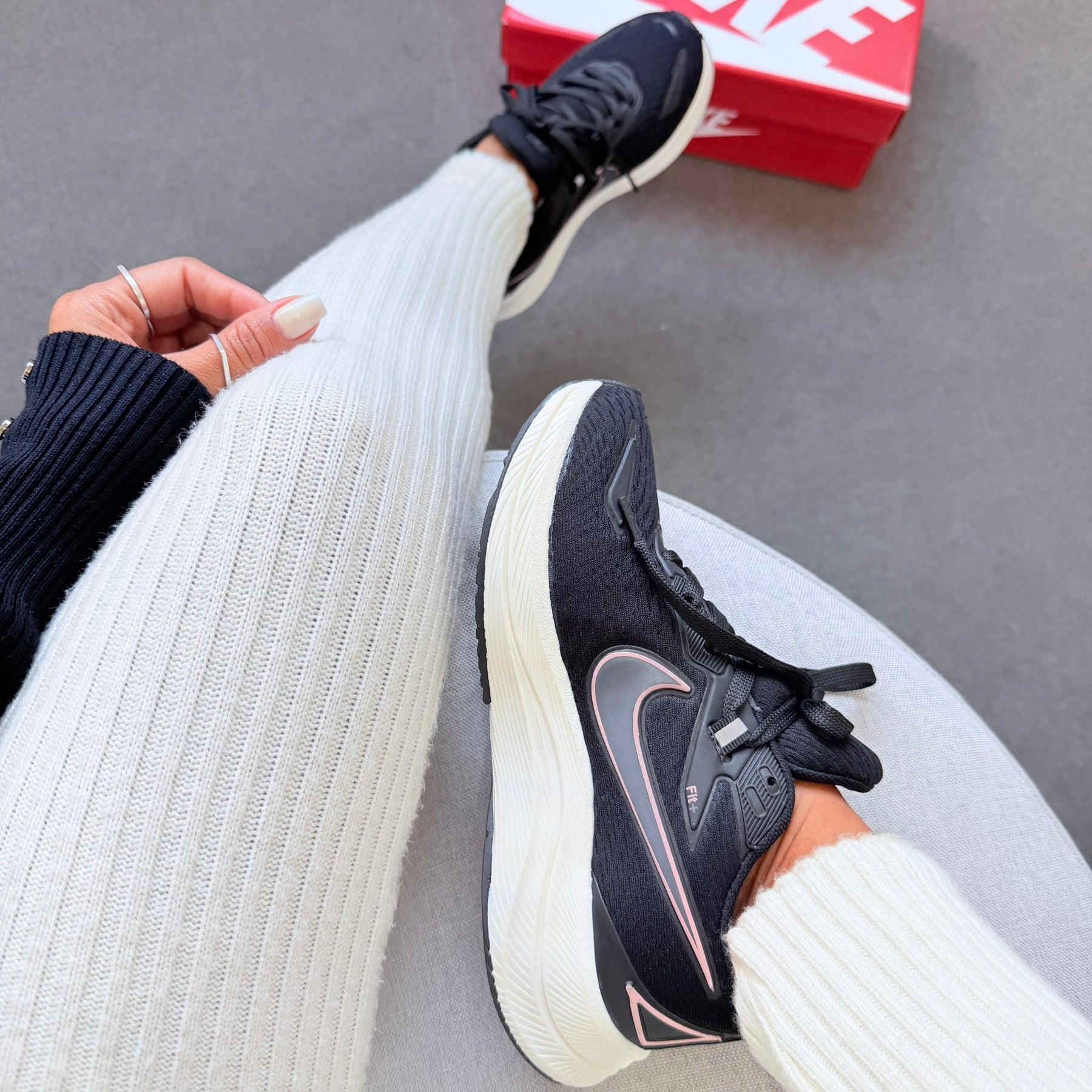 Tênis Nike Running EST 1972 - Preto / Nude