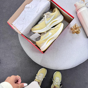 Tênis Nike Running EST 1972 - Amarelo Manteiga