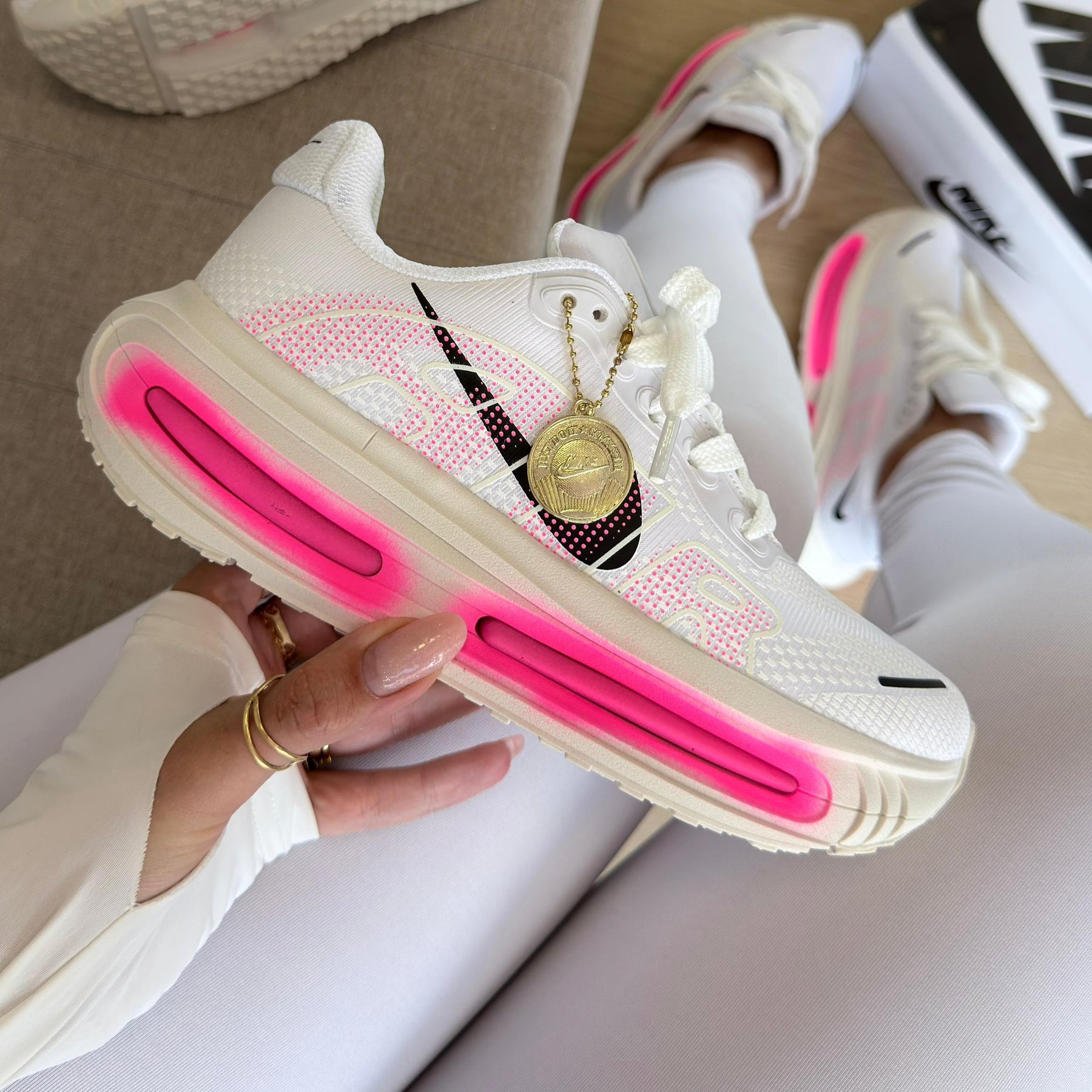 Tênis Vomero Premium - Branco / Pink
