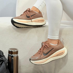 Tênis Nike Vomero Plus - Marrom / Off