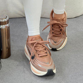 Tênis Nike Vomero Plus - Marrom / Off
