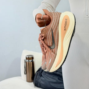 Tênis Nike Vomero Plus - Marrom / Off