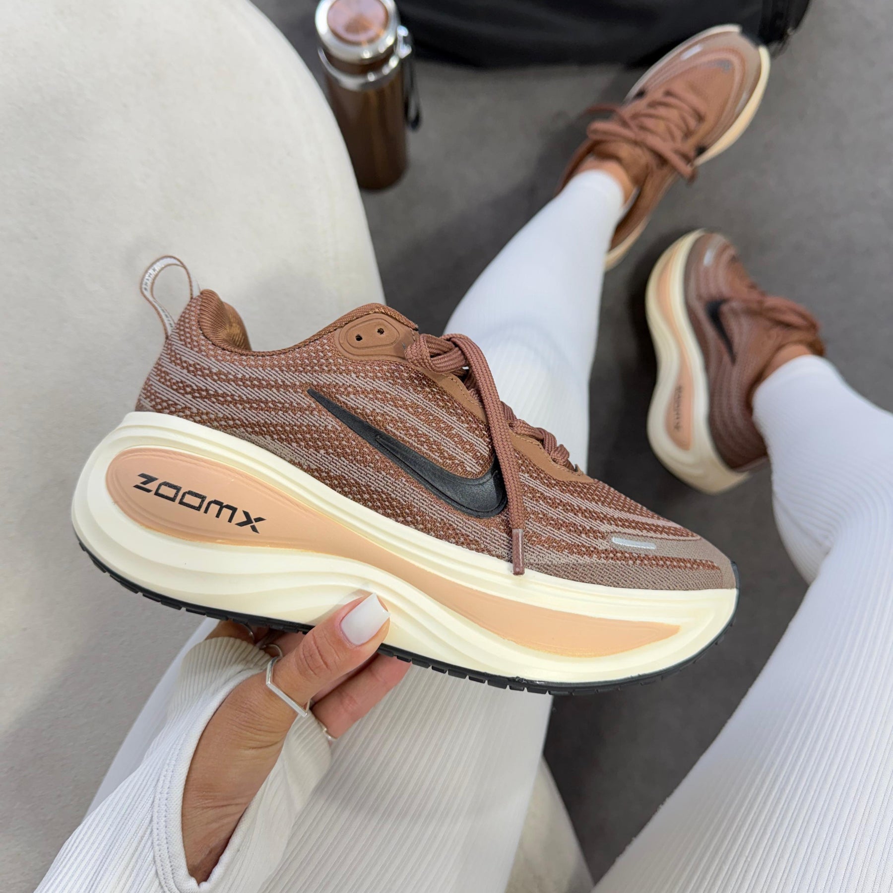 Tênis Nike Vomero Plus - Marrom / Off