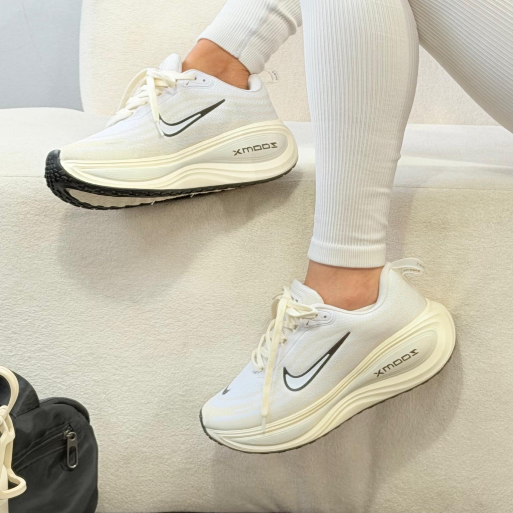 Tênis Nike Vomero Plus - Branco / Off