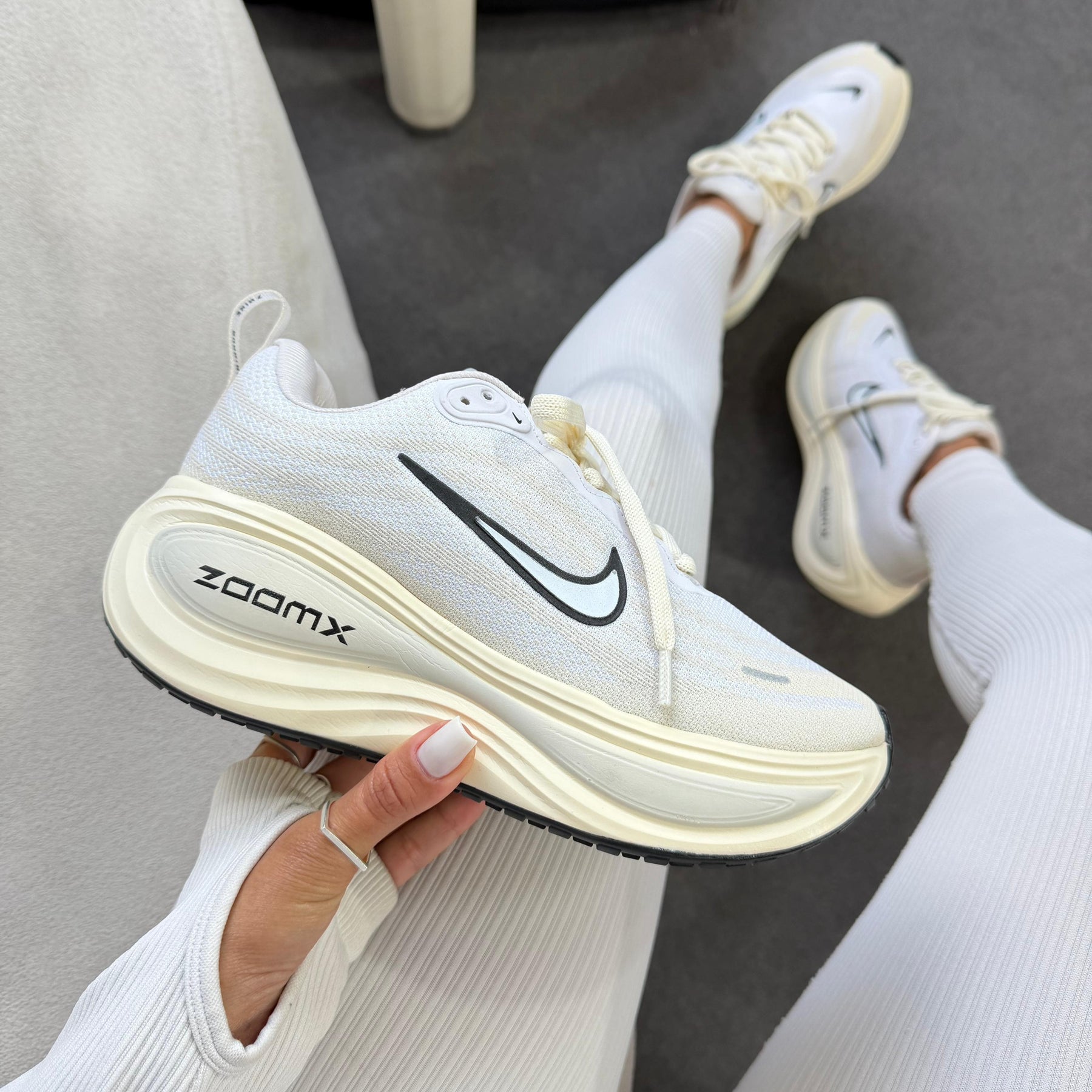 Tênis Nike Vomero Plus - Branco / Off