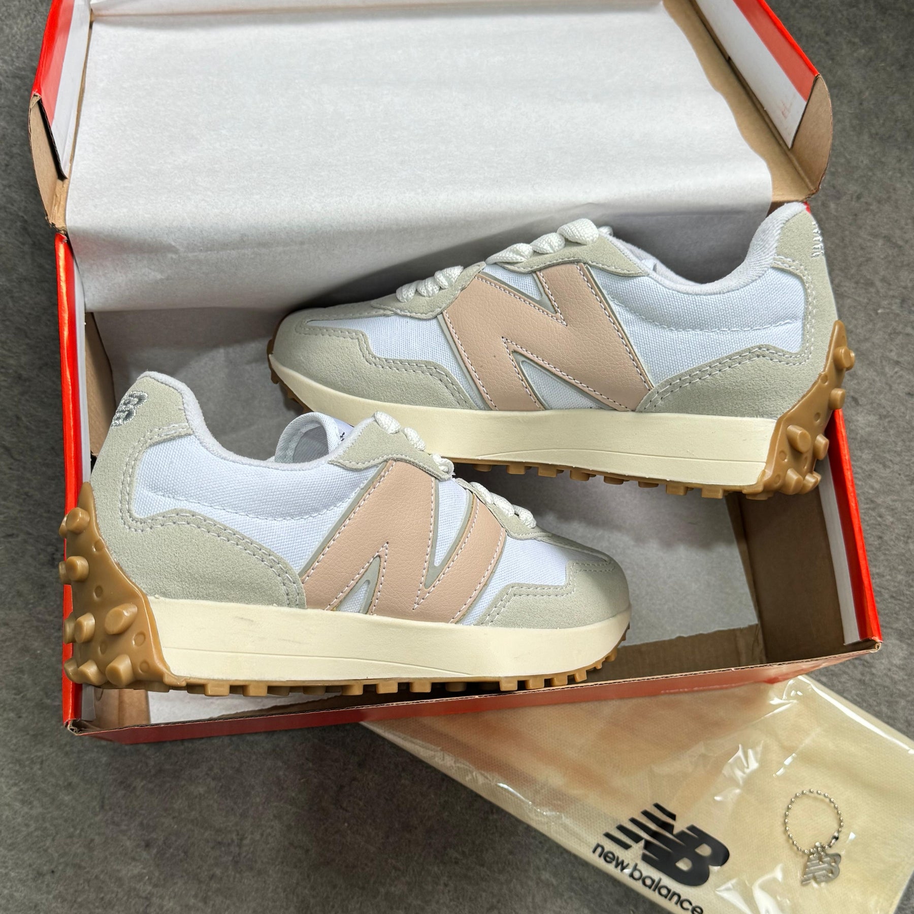 Tênis New Balance 327 - Off / Rosê