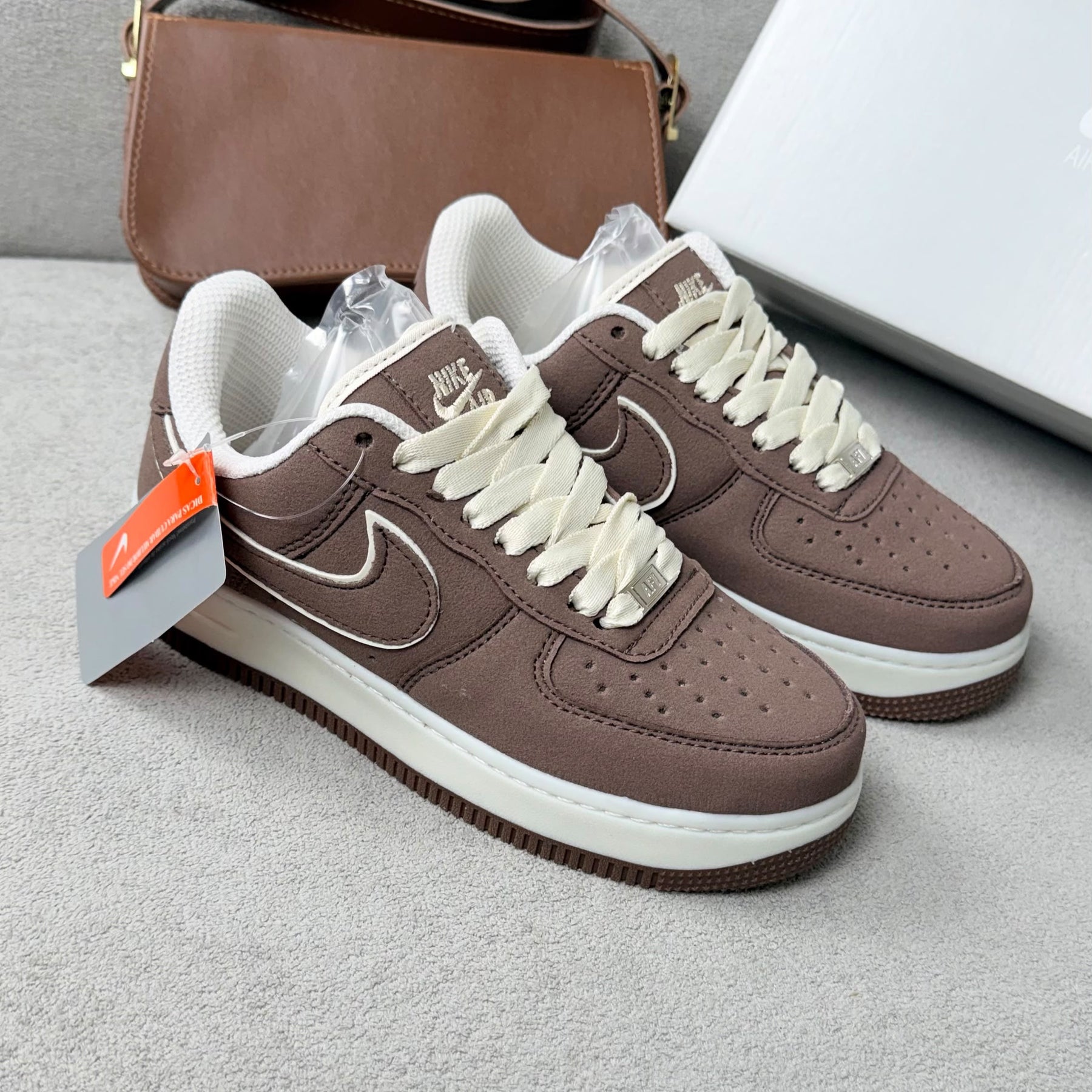 Tênis Nike Air Force Linha Luxo - Canela / Off