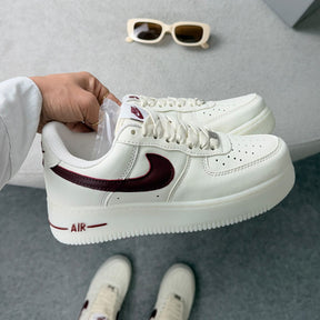 Tênis Nike Air force - Off / Bordô Luxo