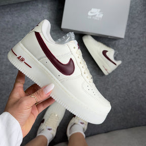 Tênis Nike Air force - Off / Bordô Luxo