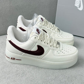 Tênis Nike Air force - Off / Bordô Luxo