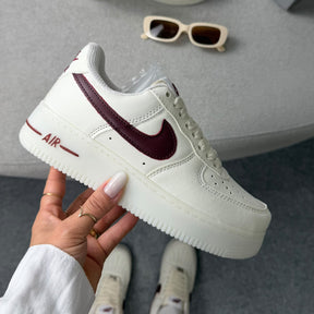 Tênis Nike Air force - Off / Bordô Luxo