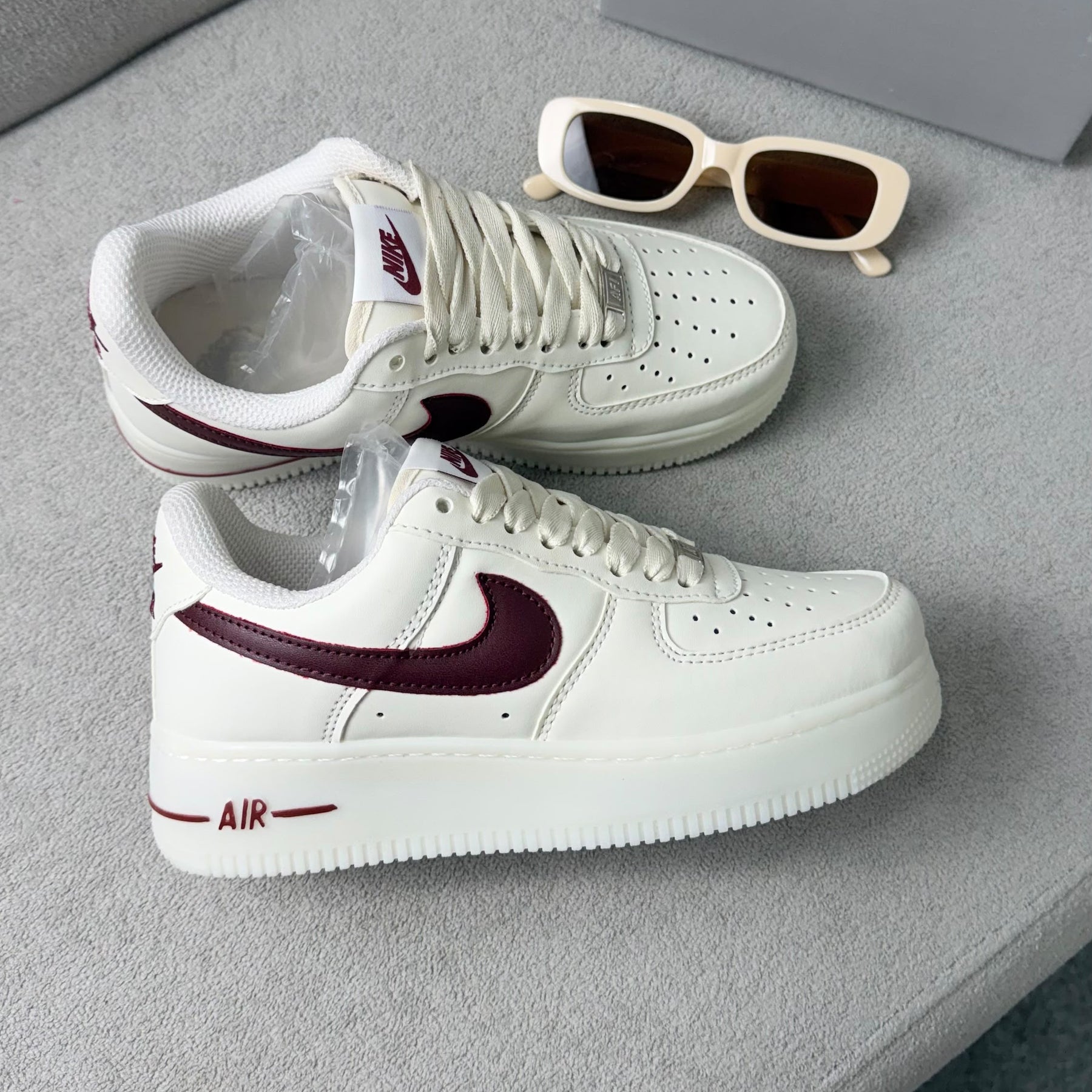 Tênis Nike Air force - Off / Bordô Luxo
