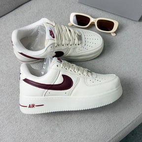 Tênis Nike Air force - Off / Bordô Luxo