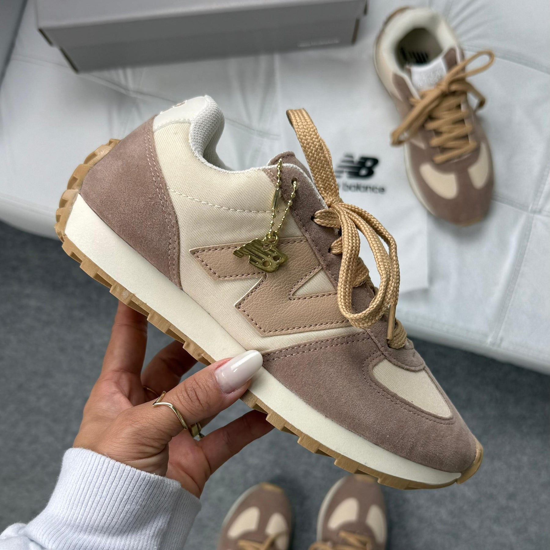 Tênis New Balance 327 - Bege