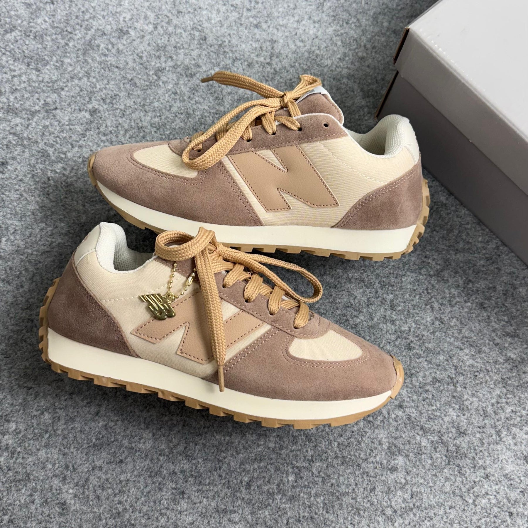 Tênis New Balance 327 - Bege