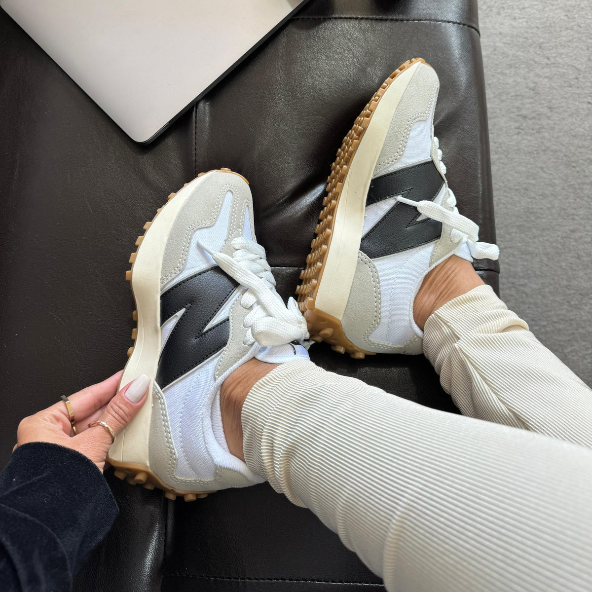 Tênis New Balance 327 - Off / Preto