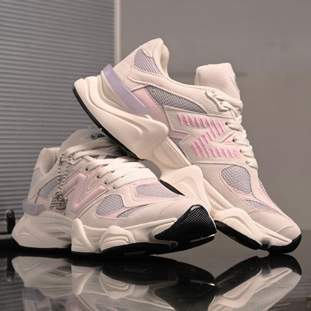 Tênis New Balance 9060 - Bege / Rosa